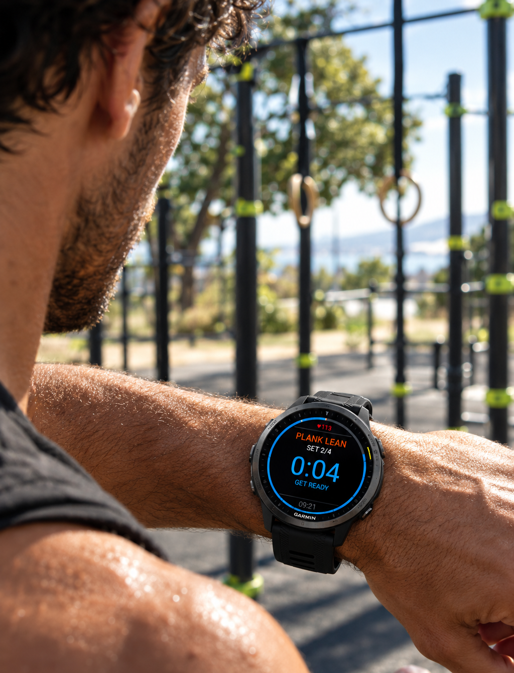 Atleta che guarda l'app CaliMaster Pro sul suo Garmin durante un allenamento di calisthenics